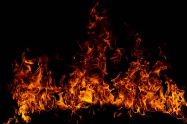 Yangın alevleri siyah arka planda izole edildi. Ateş yakma alevi izole, yanan sanat tasarımı kavramı ve metin için boşluk