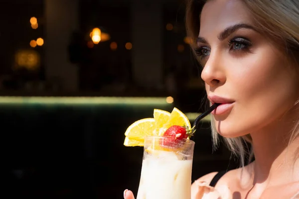 官能的な唇と口の中のカクテルで女性の顔の写真を閉じます カクテルメニュー 若い人のカクテル バーとレストランのコンセプト ピナコラダ — ストック写真
