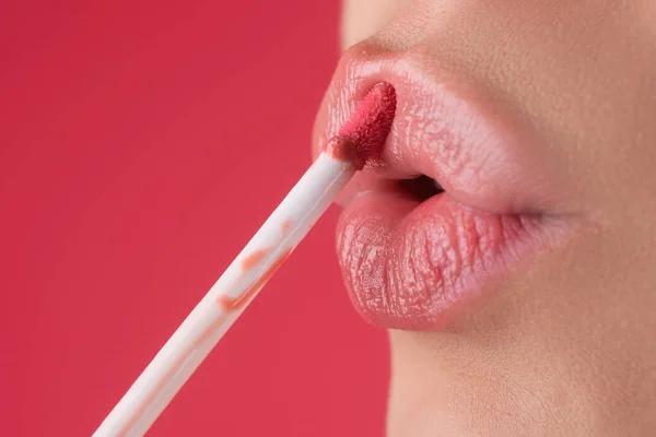 赤い口紅だ ふっくらとした自然な唇のための光沢のあるメイクアップ リップスティックとポマード 赤い唇を閉じてください ピンクの口紅 ポメイド 口紅を塗る プロセスを構成する — ストック写真