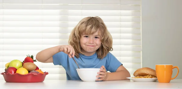 Schoolkind Eet Ontbijt Voor School Honger Eetlust Concept Portret Van — Stockfoto