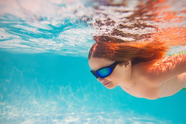 Junge Schwimmen Unter Wasser Sommerbecken Sommerferienkonzept Lustige Kinder Stehen Unter — Stockfoto