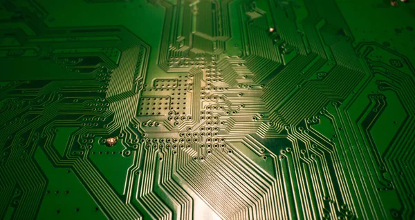 電子回路基板技術の背景 電子版のパターン 回路基板電気回路図 技術的背景 マイクロチップとコンデンサを用いた電子回路 — ストック写真