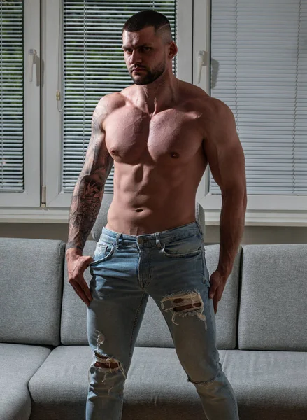Gay Sedutor Corpo Muscular Homem Tipo Forte Brutal Torso Masculino — Fotografia de Stock