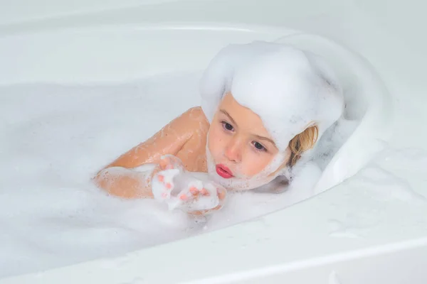 小男孩洗澡时洗澡 儿童在充满泡沫的浴池中洗澡的画像 — 图库照片