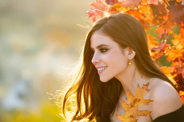 秋天的浪漫女子与树叶 叶日的雌性模型 梦想和生活方式 美丽的户外肖像 无忧无虑 迷人的女孩 脸上挂着叶子 秋天的性质 — 图库照片