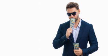 İşadamı, beyaz stüdyonun izole edilmiş geçmişini araştırıyor. Dolar banknotları olan takım elbiseli zengin bir adam. Dolar banknotları olan başarılı bir iş adamı. Takım elbiseli zengin milyoner elinde para, afiş