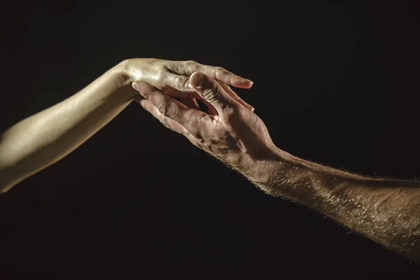 两只手的触摸 男人和女人用手用食指触摸 恋爱中的夫妻彼此牵手相向 手试图触摸 两只手相互牵手 手牵手 — 图库照片