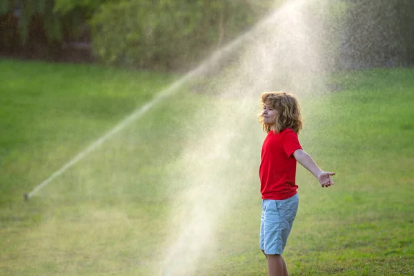 Παιδί Παίζει Στην Αυλή Του Καλοκαιριού Διασκέδαση Νερό Στον Κήπο — Φωτογραφία Αρχείου