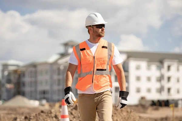 建筑工地上的建筑工人戴着安全帽 建筑工人穿着建筑工人制服靠近建筑工地 建筑工地建筑商建造新房子的画像 — 图库照片