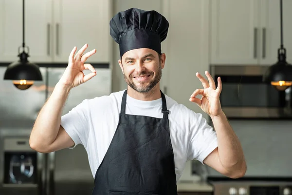 Ein Gutaussehender Koch Uniform Kocht Der Küche Koch Mit Zeichen — Stockfoto
