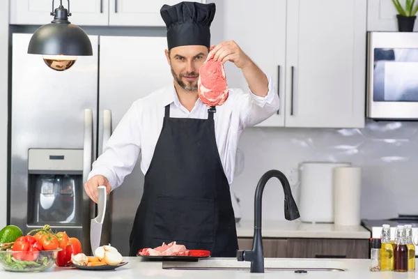 Hombre Atractivo Cocinando Cocina Moderna Hombre Guapo Cocinando Casa Preparando — Foto de Stock
