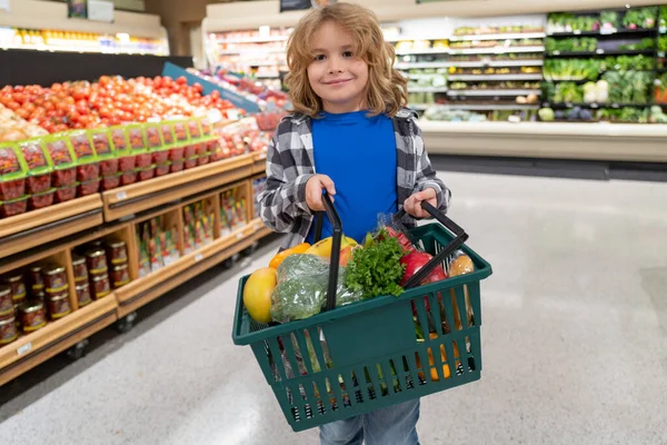 Ritratto Bambino Con Carrello Pieno Verdure Fresche Negozio Alimentari Supermercato — Foto Stock