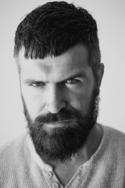 Kendine güvenen ciddi bir adamın portresi, ciddi ve izole görünüyor. Stüdyodaki hippi adam modelleri. İş adamı kendini ifade ederek düşünür. Yakışıklı erkek model, yakın çekim yüzü.