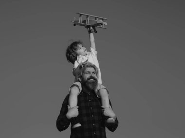 Yolculuk hayali kuran mutlu baba ve oğul. Baba ve çocuk.