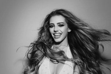 Diş beyazından gülümseyen kız konsepti. Ağzını aç ve dişlerin sağlıklı olsun. Dent ve stomatoloji konsepti ve gülen kadın yüzü. Diş konsepti, beyaz dişler.