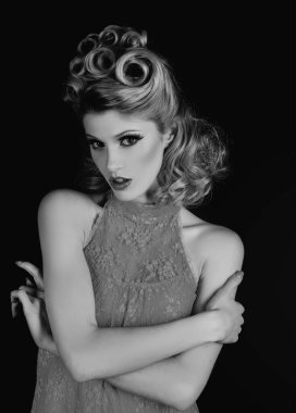 Ciddi bir genç kadın. Amerikan tarzı