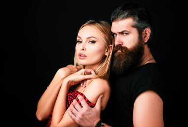 Tutkulu bir çift, romantik insanlar. Yakın plan bir çift portre. Şehvetli kız arkadaş ve erkek arkadaş. Erkek, kız, romantik.