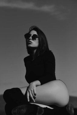 Şehvetli model kız. Mükemmel kız vücudu. Çekici. Çekici ve güzel bir genç bayanın yakın plan portresi. Büyük gözlüklü, genç ve güzel bir model. Reklam ve ticari tasarım