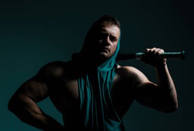 Beyzbol sopasıyla dövüşmeye hazır tehlikeli kaslı adam.