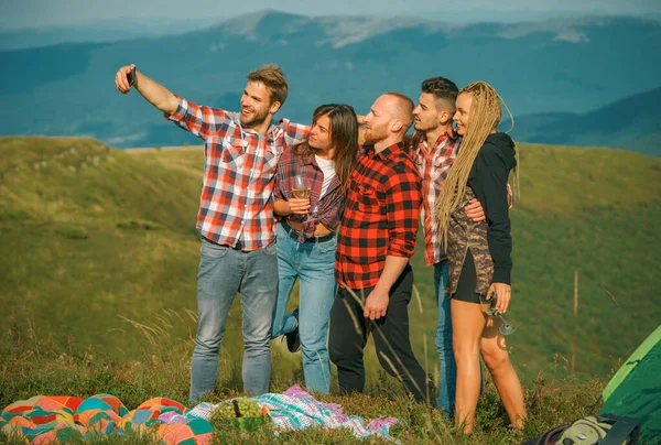 友人のグループは 山の中で自撮り 若者のグループは一緒に自由な時間を過ごします キャンプでギターと女の子と幸せな男性 — ストック写真