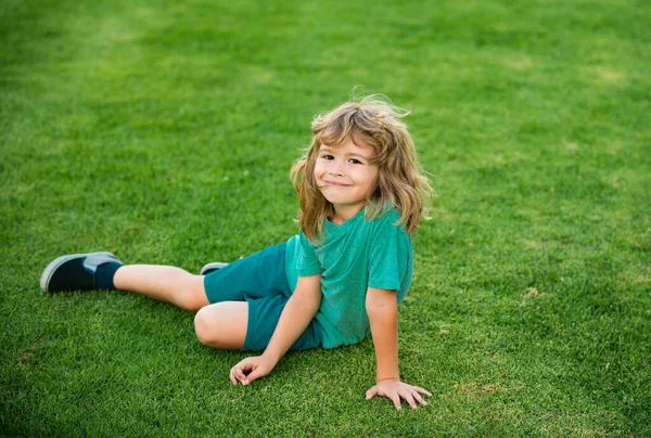 Çimlerin Üzerinde Oturan Çocuk Yaz Parkında Koşan Tatlı Çocuk Çayırda — Stok fotoğraf