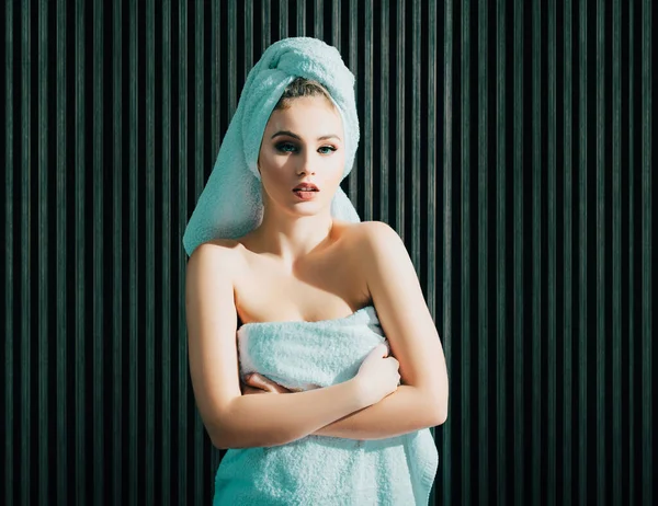 Όμορφη Γυναίκα Χειρίζεται Πετσέτα Μετά Μπάνιο Όμορφο Πορτρέτο Ημίγυμνης Γυναίκας — Φωτογραφία Αρχείου