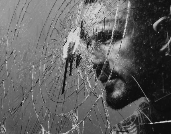 強い角質男が窓ガラスを壊す 砕いたガラスの血痕だ窓ガラスに血痕がある男性の力と強さ メンズスタイルとファッションコンセプト — ストック写真