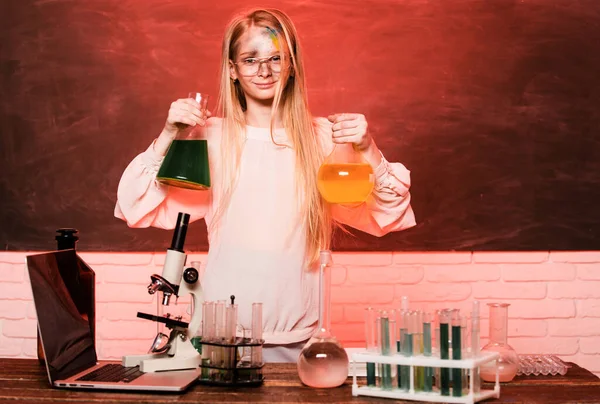 Επιστήμη Και Σχολική Εκπαίδευση Αστείο Κορίτσι Κάνει Πειράματα Στο Εργαστήριο — Φωτογραφία Αρχείου