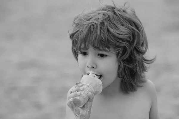 Dziecko Jedzące Lody Dzieciak Brudną Twarzą Jedzący Lody — Zdjęcie stockowe