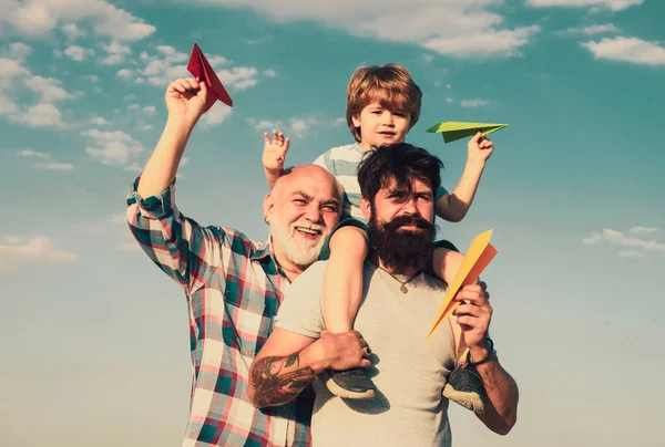 異なる年齢の男性 屋外で遊んでいる幸せな子供 父の息子と祖父の演奏 一緒に家族の時間 子供は幸せだ 屋外で遊んでいる父と息子 — ストック写真