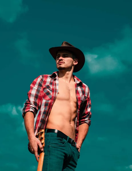 Cowboy Couture Retrato Jovem Vestindo Chapéu Cowboy Olhando Para Cima — Fotografia de Stock