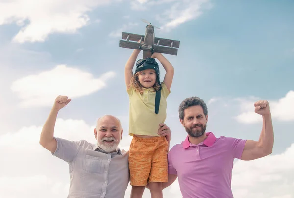 Grootvader Zoon Spelen Met Speelgoed Vliegtuig Buiten Lucht Gelukkige Familie — Stockfoto