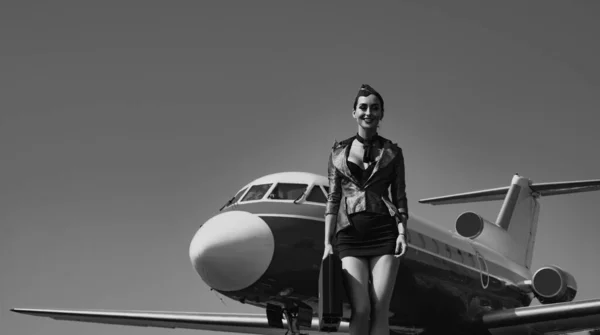 美しいスチュワーデスエアスチュワーデス旅行のコンセプト 旅とジェット旅行 魅力的なスチュワーデス航空会社のコンセプト 空気のホステス 空港のきれいな女性客室乗務員 — ストック写真
