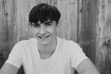 Dışarıda başarılı bir genç adam. Mutlu adam gülümsüyor