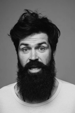 Komik surat. Şaşırmış yakışıklı adam. Şaşırmış erkek model, şaşırmış surat ifadesi, şaşırmış surat. Duygular insanlar konsepti