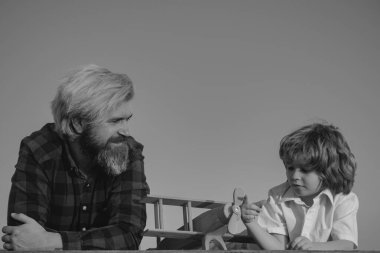 Yolculuk hayali kuran mutlu baba ve oğul. Baba ve çocuk