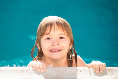 Yüzme havuzundaki komik çocuk, yüzünü kapat. Çocuk portresi. Çocuklar yaz aktiviteleri