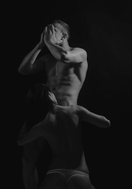 İhtiraslı, baştan çıkarıcı, güzel, ateşli, azgın, azgın aşıklar, kadın pimpirikli giyinmiş, yatakta dizlerinin üzerinde duruyor, kaslı, yakışıklı ortağına sarılıyor.