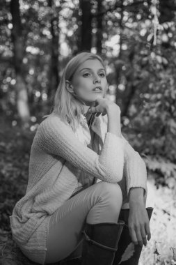 Moda sonbahar kadını. Doğada sarı akçaağaç yapraklı sonbahar portresi yapan kadın. Açık hava portresi Güneşli gün ışığıyla muhteşem model kız