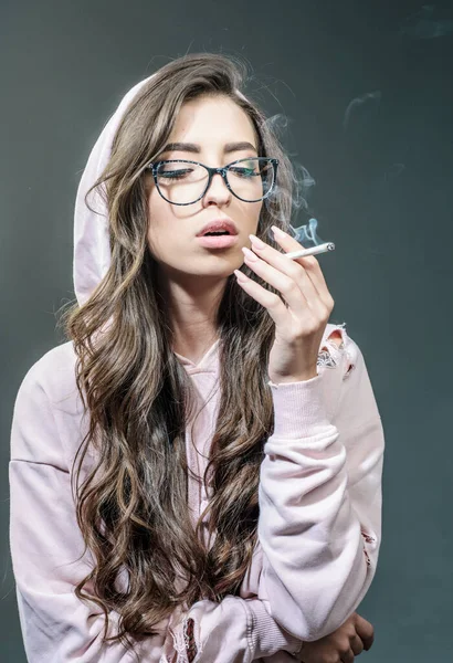 Fille Fumeuse Dépendance Nicotine Femmes Ayant Une Dépendance Fumée Sensuelle — Photo