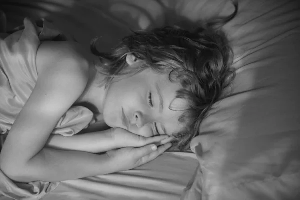 深い睡眠の子供 睡眠の子供のクローズアップ肖像画 — ストック写真
