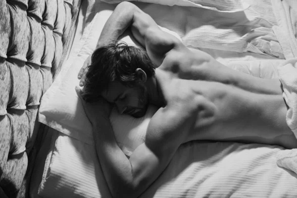 Geceleri Yatak Odasında Bir Yatakta Uyuyan Yakışıklı Genç Adamın Iyi — Stok fotoğraf