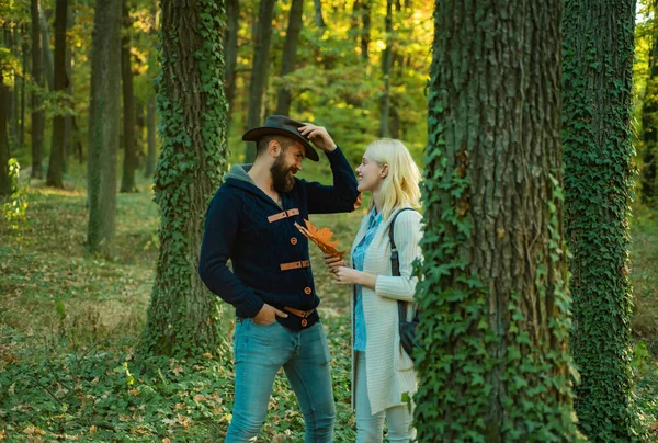 Pretty Woman Handsome Man Walking Park Enjoying Beautiful Autumn Nature — Φωτογραφία Αρχείου