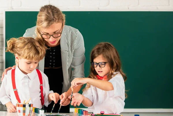 Skolebarn Tegner Med Lærer Barn Fra Barneskolen Tar Timer Tegning – stockfoto