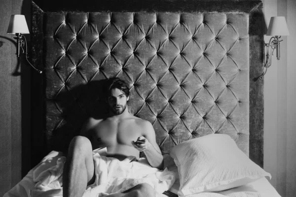 Kaygısız Adam Sabah Keyfine Bakıyor Yatak Odasında Gömleksiz Bir Adam — Stok fotoğraf