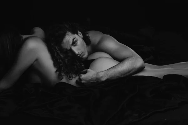 Genç Adam Kadın Yataktalar Mutlu Bir Çiftin Portresi Zole Edilmiş — Stok fotoğraf