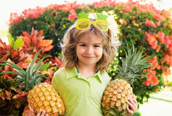 Jeune Garçon Drôle Tenant Ananas Souriant Dans Cour Enfant Avec — Photo