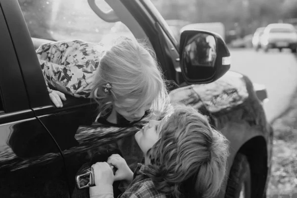 子供たちの別れの概念 二人の子供はお互いを愛し抱擁しキス — ストック写真