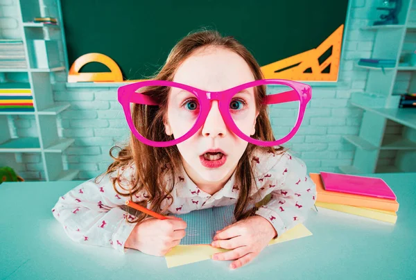 Lustige Aussenseiter Überraschte Kind Schulmädchen Mit Lustigen Brillen Klassenzimmer Zurück — Stockfoto