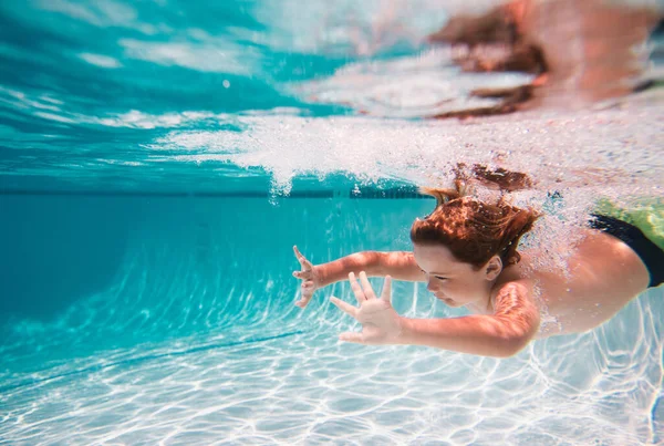 Gyerek Medencében Nyári Napon Gyerek Víz Alatt Úszik Medencében Kék — Stock Fotó